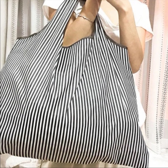 NWT STRIPED OVERSIZED TOTE/TRAVEL BAG👜 - Picture 2 of 5